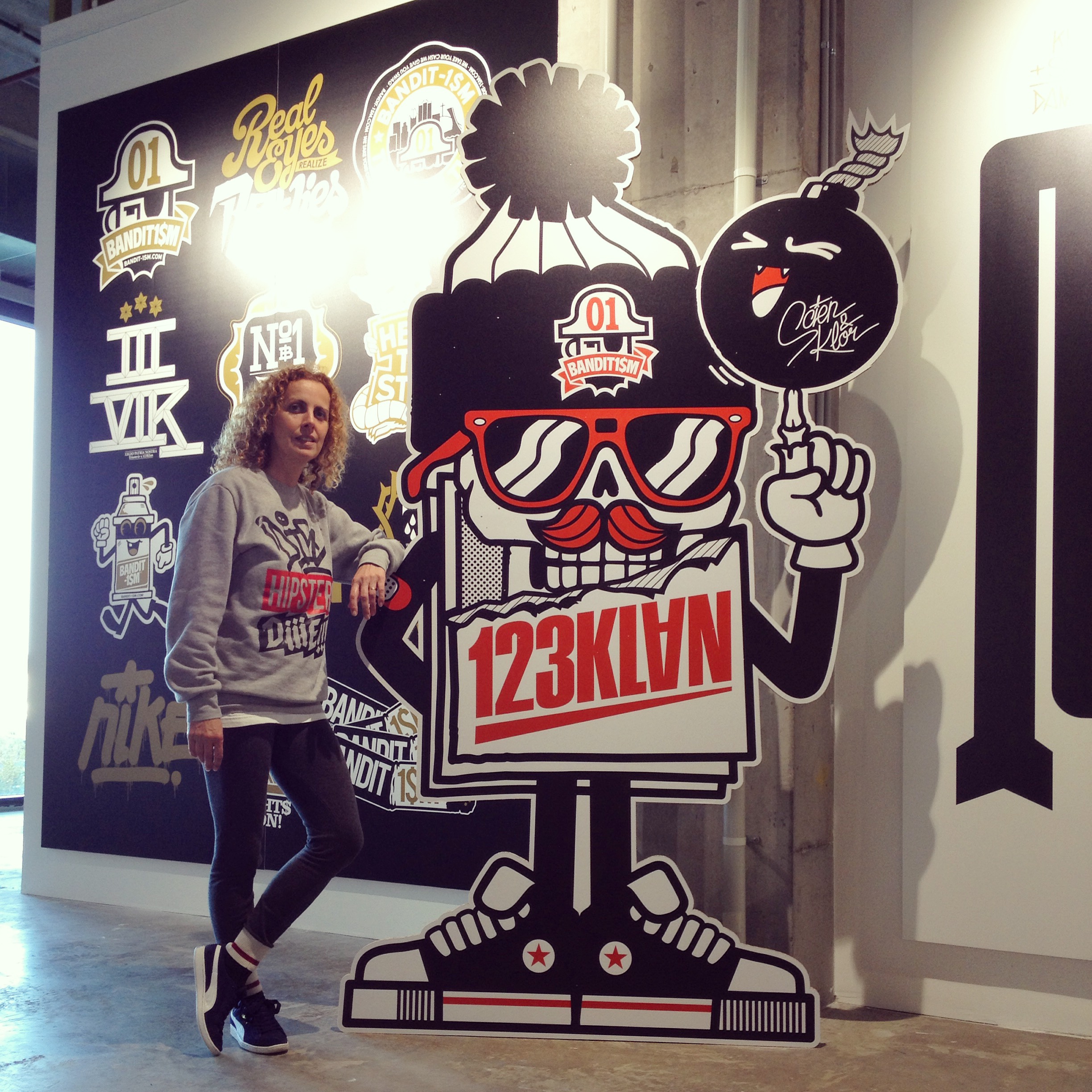 Klor devant le mascot BANDIT-1$M en exposition