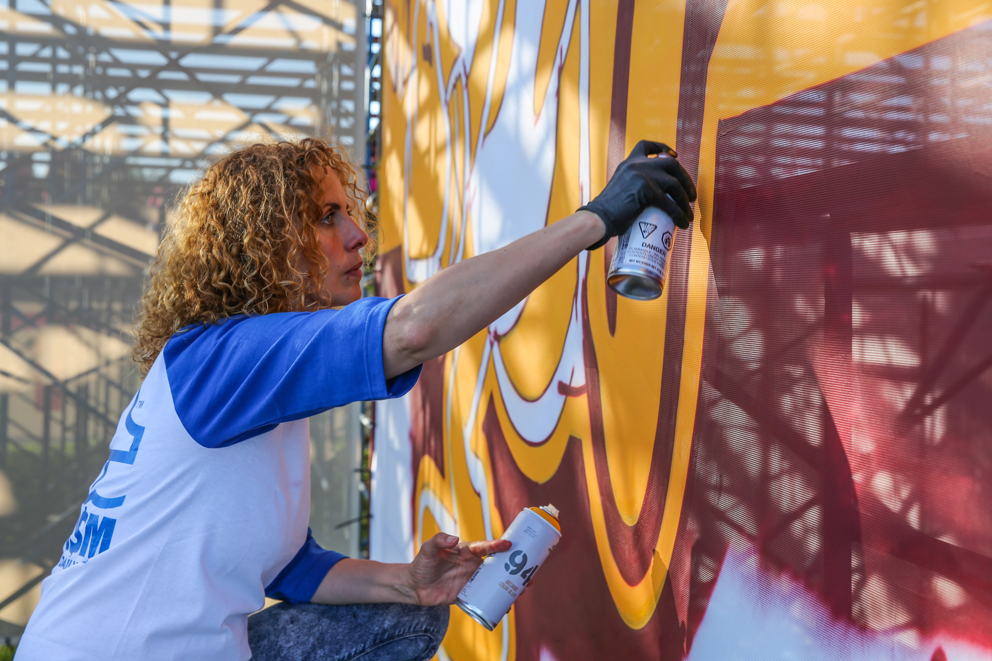 Klor peignant la fresque Concordia Stingers au stade Loyola