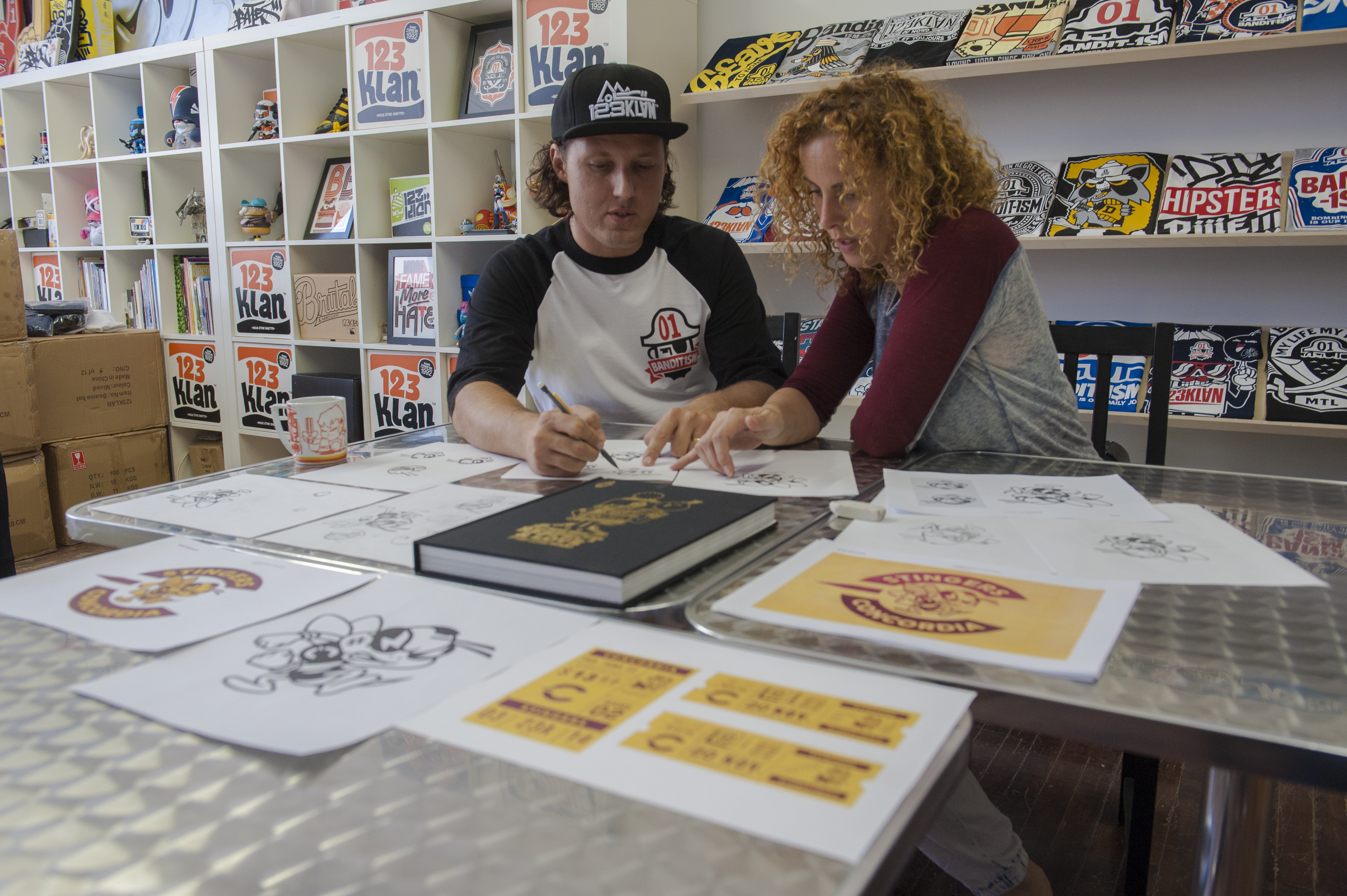 Klor et Scien au studio travaillant sur les sketches de la mascotte